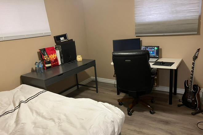 Bedroom 3 - Furnished Bedroom - next to UofT - Female Only