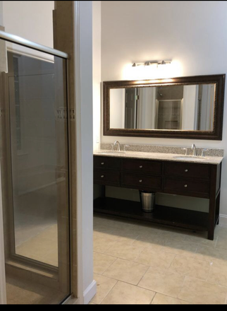Master bath - Walk to Campus House