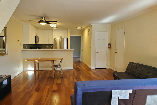 Living Room - 3min walk from UCSD bus stop + Vons!