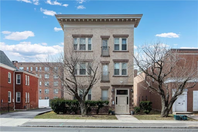 Front Exterior - Modern 3 Bedroom Unit Near UConn Law, Utilities, Wifi, Furnished with Flexible Lease Triplex