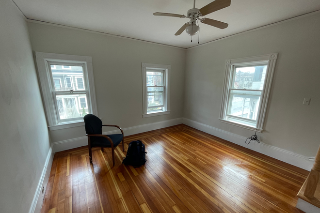 living room - Room in apartment close to Tufts campus and Green Line;  3 blocks to Gilman Sq stop, 1mile to Davis