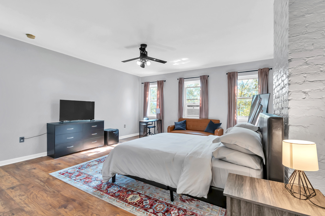 Sofa bed for hosting - All utilities included! Hopkin's Hideaway 4- close to Fells Point & Inner Harbor