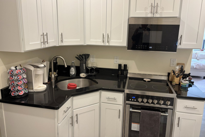 . - Newly Renovated 2-Bed on Burbank Street. No Broker Fee. Available 9/1/26 Apartments