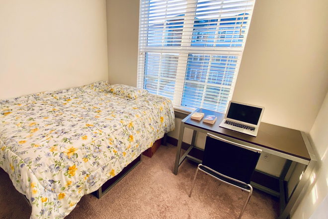 Bedroom & Desk - Holleman Crossing (College Station)