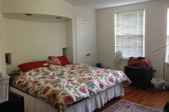 Master Bedroom 1 (2nd Floor) - Attractive 3-bedroom/3 baths share in 3-bedroom townhouse on Macarthur Blvd