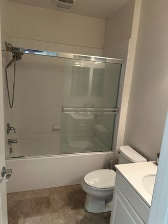 Dedicated full bathroom for exclusive use - $1,700 / 1br - 140ft2 - Private Bedroom + Dedicated Bathroom in Irvine Townhouse (Irvine)