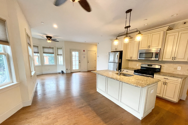 Kitchen - Stylish Renovated 4 bedroom 2 bathroom Apartments