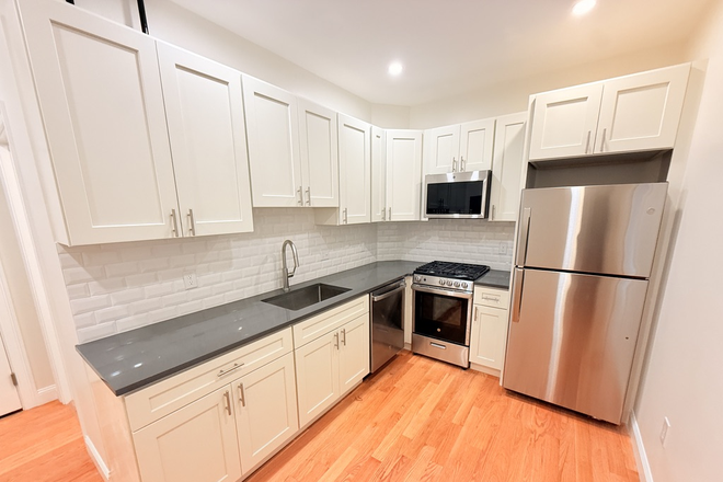 K - RENOVATED STUDIO W/SEPERATE EAT IN KITCHEN Apartments