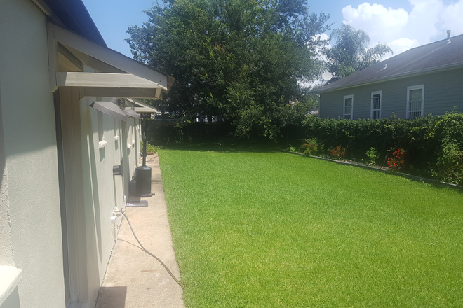 Shared Yard - MOVE IN READY-WASHER/DRYER INCLUDED! Apartments