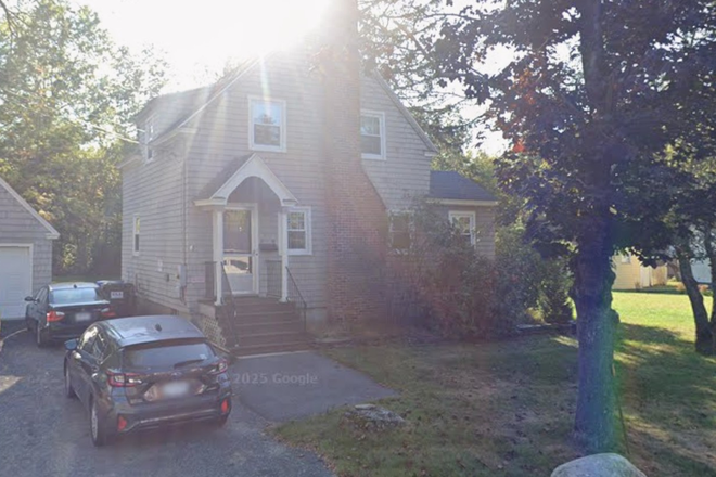 Streetview (request more picture via email) - Room sublet for Spring (female only)