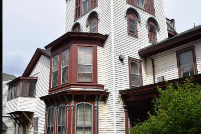 Historic Charles Post House - Quaint Historic Charles W Post House 1 bedroom 2nd floor with parking walk to UVM