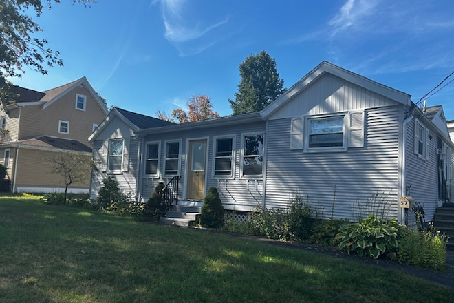 House with plenty of sun and shade. Landscape maintained free. Free Parking. Space available for bike/gear. - Spacious Room for Rent in Framingham on the Natick line