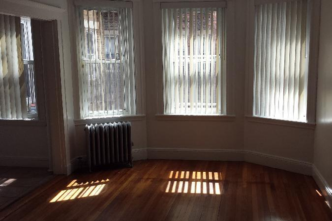 - - Close to Campus! No Broker Fee! Studio w/ Heat & Hot Water Included, Laundry in Building Apartments