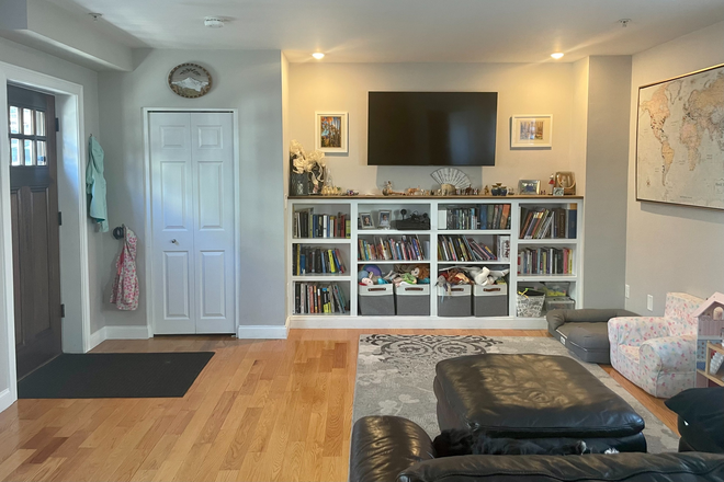 Living room / main floor - Family-Friendly Townhouse in Heart of Inman Square 4 beds / 3 baths