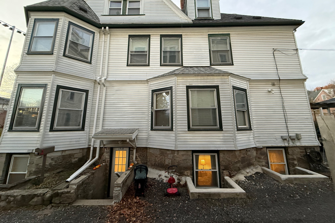 Unit B Garden level apartment - Fully furnished bright garden-level 3-BR apartment in Brookline, Boston.