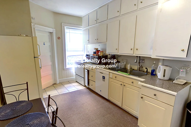 Kitchen - SPACIOUS 4 Bedroom on Beacon Street! 9/1/25 Apartments