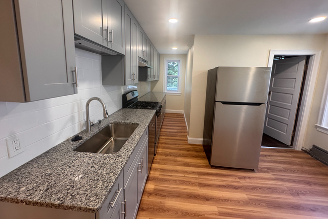 - - Close to Campus! No Broker Fee! Renovated 4 bed 1 bath close w/ Laundry & Parking Apartments