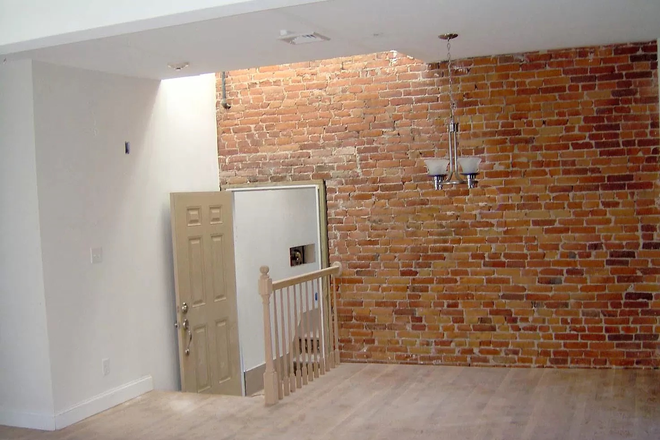 Living area - 3 bed with 2 full bathrooms and exposed brick on Gardner Street Apartments