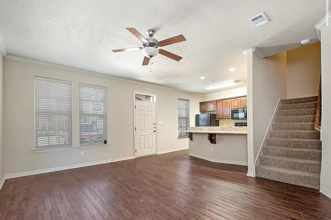 Living Room/Kitchen - Quiet Townhome close to campus