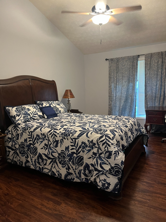 Master Bedroom - 4 Miles From KSU-Kennesaw Campus-UTILITIES INCLUDED House