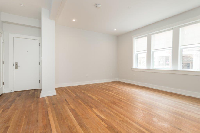 . - BEAUTIFULLY RENOVATED 1 BED, NO BROKER FEE! HOT WATER INCLUDED, AVAIL 6/1/2026! Apartments