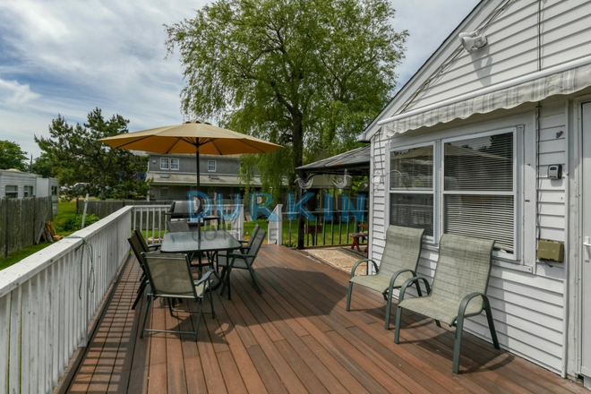 deck - Cute two bedroom home. 7 miles to URI
