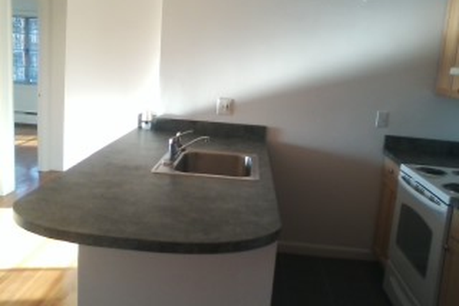 hubrealtyproperties.com - Newly renovated 2 bedroom with working fireplace and A/C Apartments