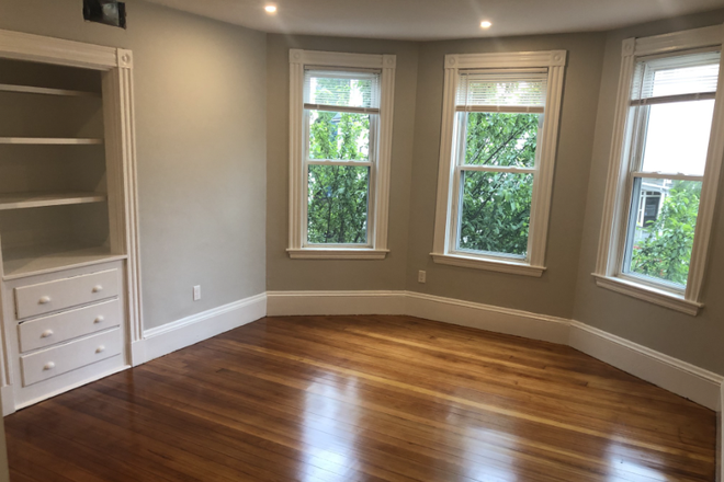 living - LOCATION!! RENOVATED 4 BED WITH IN-UNIT LAUNDRY! NO BROKER FEE, 9/1/26! Apartments