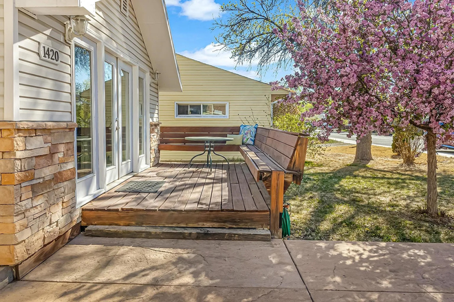 Front Patio - 3 Bedroom House Close to Campus