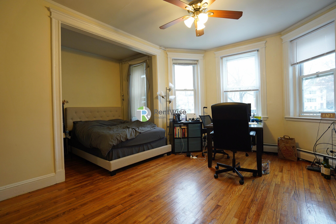 1 - Sept 2025-Beautiful Studio w/ Alcove. H/HW inc.. D/W.