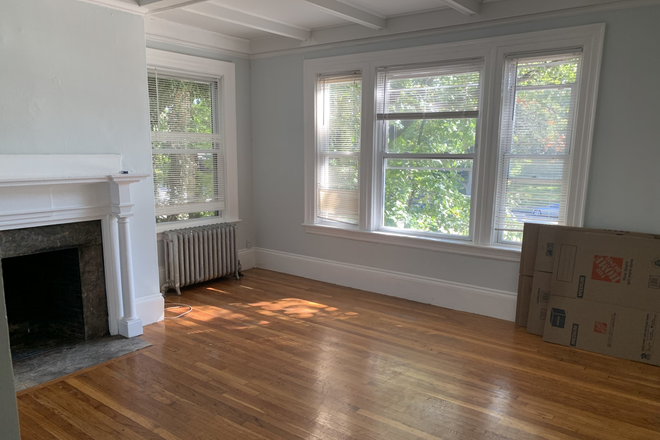 living - LOCATION!! BEAUTIFULLY UPDATED 5 BED WITH HEAT/HOT WATER INCLUDED! 9/1/26! Apartments