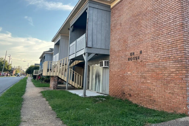 Outside street - Duncan house