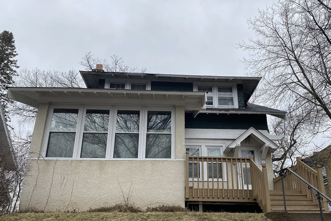 front of house - Large 4 Bedroom Home on Grand Avenue