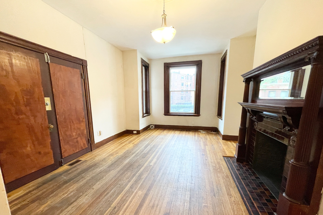 living room - 5 Bed / 2 Bath Large unit with Central Air Condition, updated kitchen. Apartments