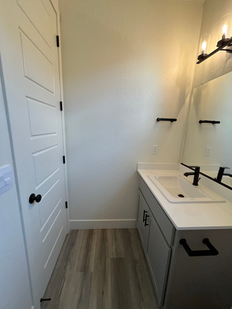 A Bathroom - 1 bedroom $500 House