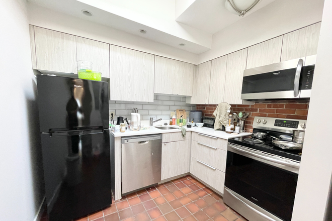 Kitchen - Huge sunny front facing 1 Bed 1 Bath Condo