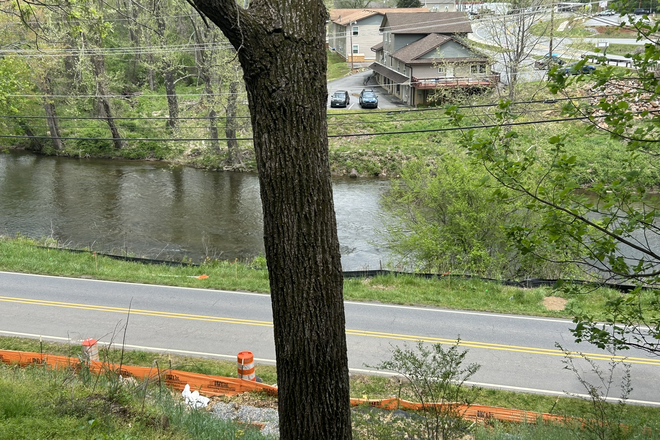 River view from front door - 2 Bedroom Split Level Cabin w- Amazing River View: Walking distance to WCU Apartments