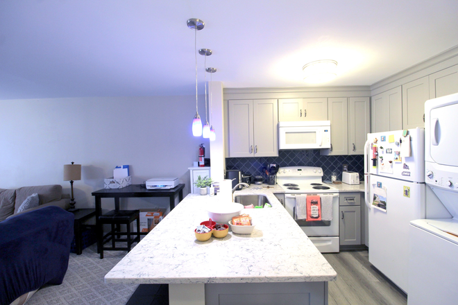 kitchen - Remodeled Condo in Hunters Ridge, right by Starbucks! Pre-leasing for the 26-27 year!