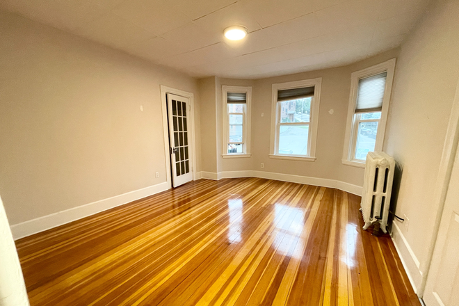 Call NOW for showings! 617-236-8550 - PARKER HILL AVE - DUPLEX 6BR ON MISSION HILL FOR *9/1/2026* W/ IN UNIT LNDRY, RNTL PRKNG, PORCH, EIK Apartments