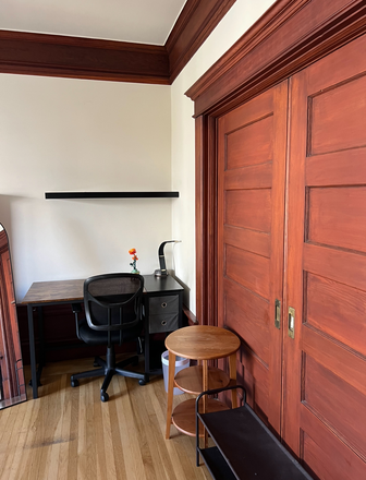 Bedroom desk and chair - Spacious room close to campus, fully furnished Apartments