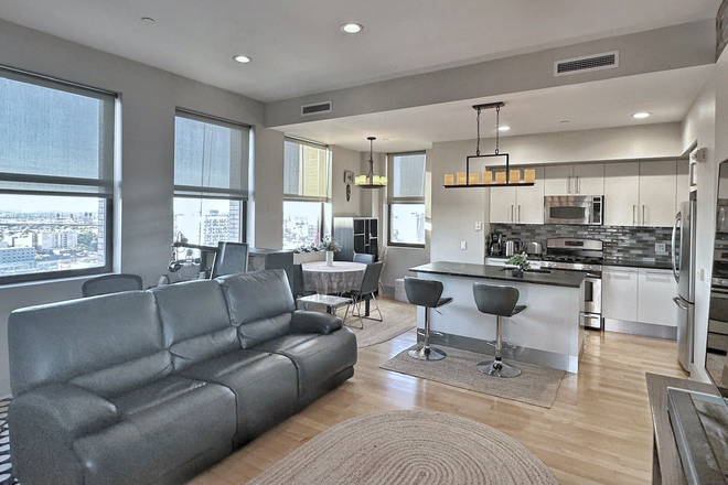 Leaving room - Spacious furnished 1br in The Beacon with views, pool, gym, shuttle Condo