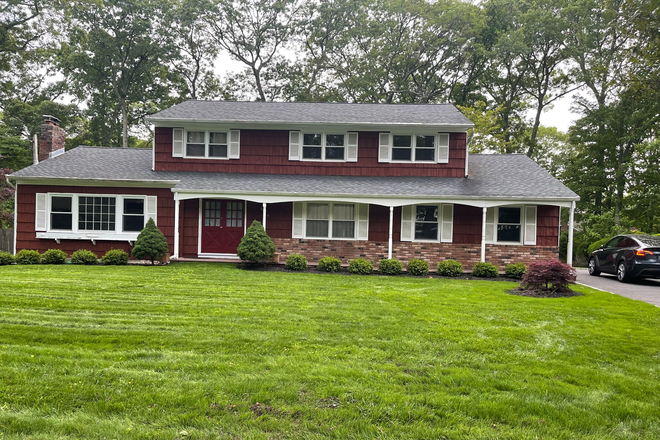 Front house - 5 bedroom/3 bathroom Colonial-style  House within walking distance to SBU and medical school