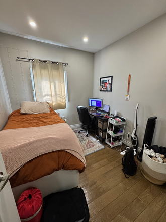 Bedroom available to sublet - Summer Subletter Wanted - 1 Furnished Bedroom at College & Spadina House