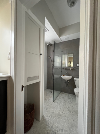 Bath off of living - Bright Mid-Cambridge Flat Apartments