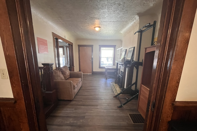 Entry - 6 Bedroom 3 Full Bathroom Home
