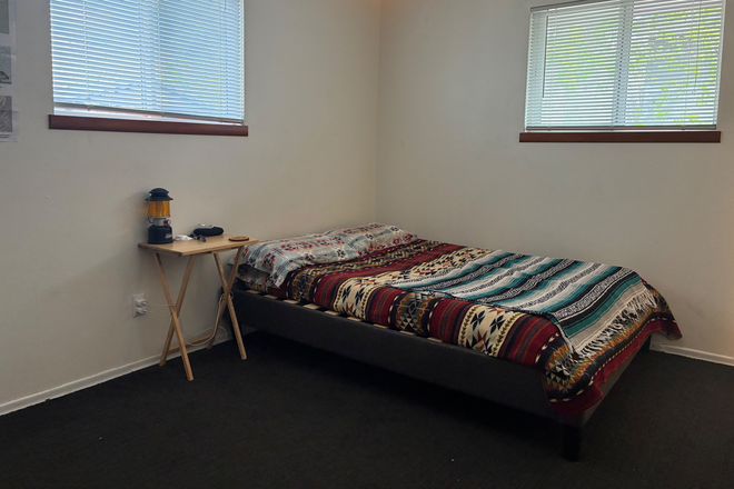 Bedroom - Bedroom with Private 1.5 Bathroom Month-to-Month Available for Lease!