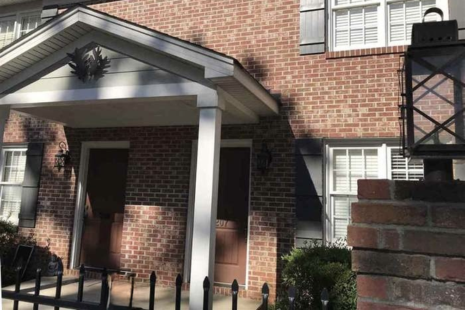 Outside View - One bedroom with private bath for rent in high-end 2BR 2.5BA Oakledge townhouse, <1 mile from campus