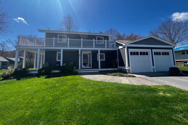 Front of House - Available for a group of 4! 4 Bedroom neat Narragansett Pier!