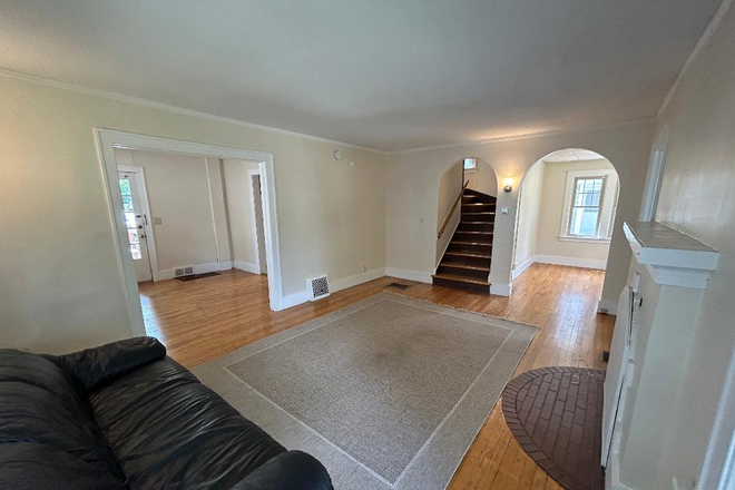 Family Room - Available Now-Burns Park Ann Arbor House-3-4 Bedrooms-Walk to Campus & Downtown Near Athletic Campus