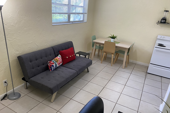 Living Area - Apt- Walk to Campus